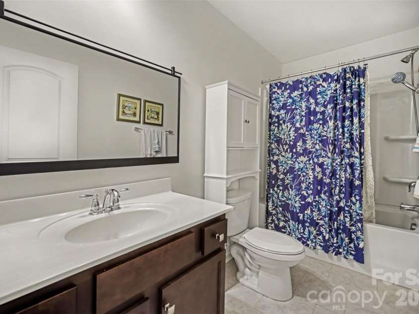 122 Divot Lane, Statesville, NC 28677.  MLS# CAR4432412, YatesRealty ID 57046. Second full bathroom