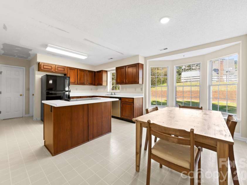 8908 Steinbeck Court, Charlotte, NC 28216.  MLS# CAR4434680, YatesRealty ID 57049. 