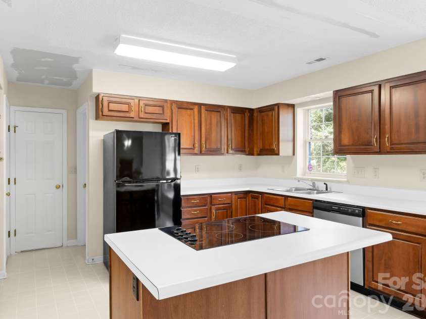 8908 Steinbeck Court, Charlotte, NC 28216.  MLS# CAR4434680, YatesRealty ID 57049. 