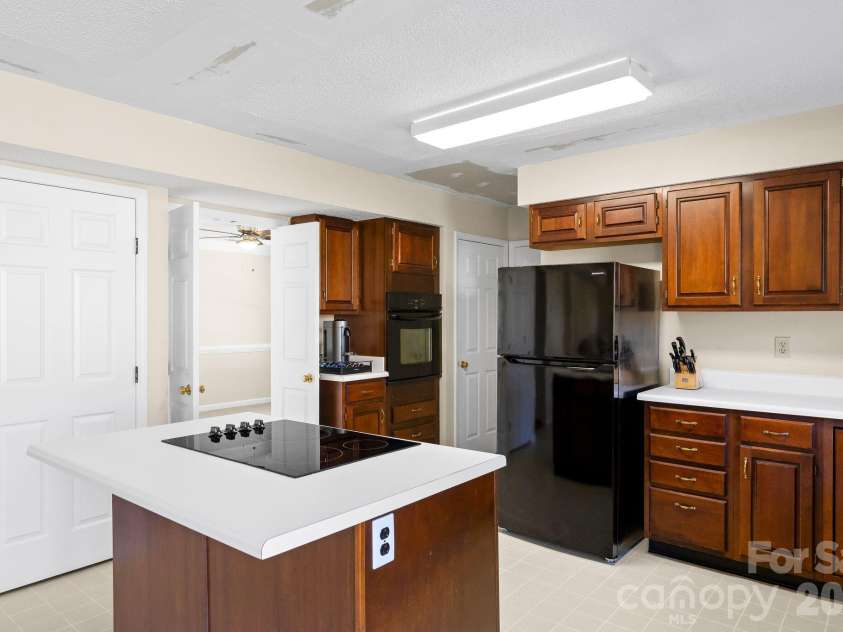 8908 Steinbeck Court, Charlotte, NC 28216.  MLS# CAR4434680, YatesRealty ID 57049. 