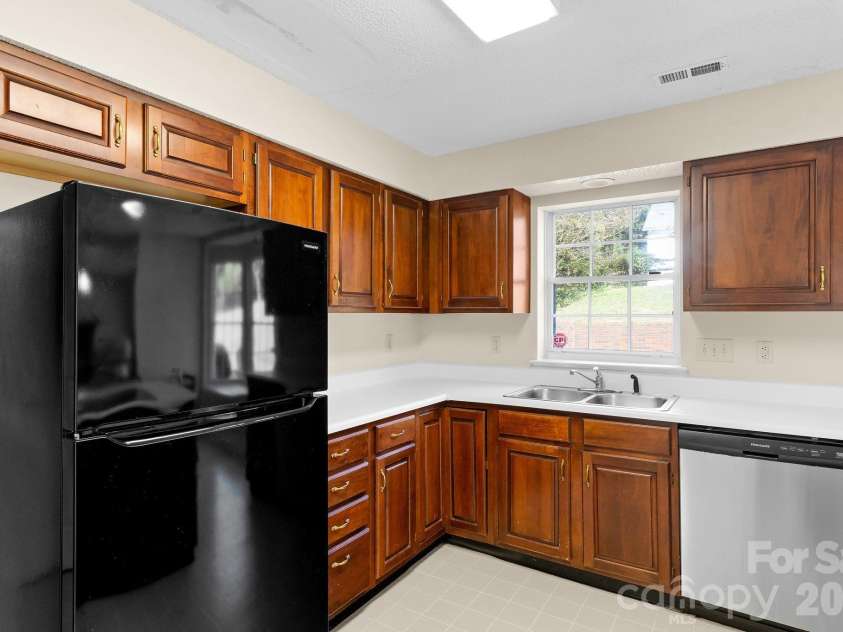8908 Steinbeck Court, Charlotte, NC 28216.  MLS# CAR4434680, YatesRealty ID 57049. 