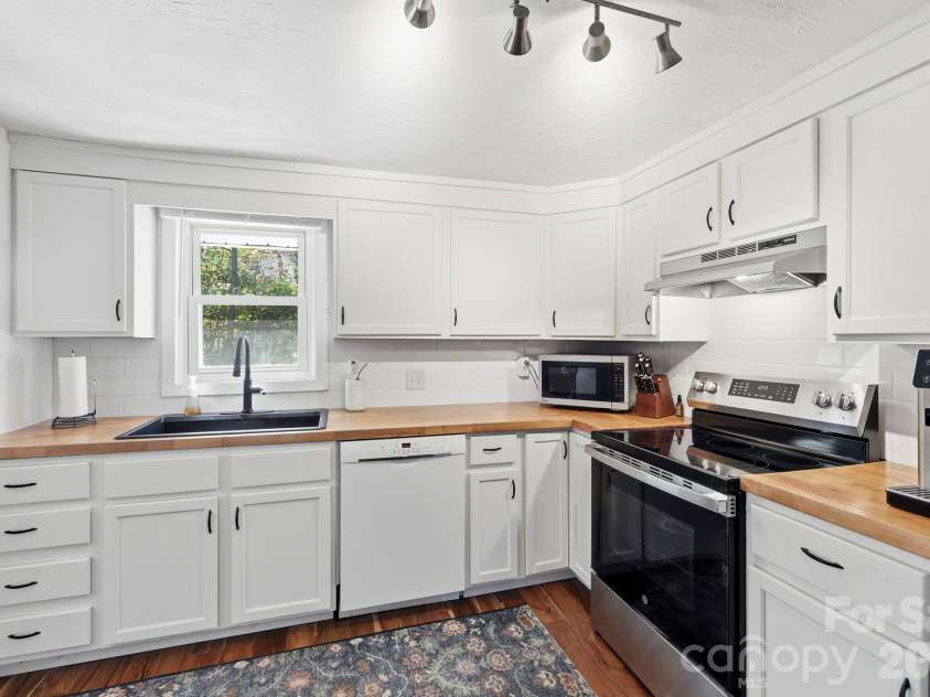 5 Mos Way, Candler, NC 28715.  MLS# CAR4434514, YatesRealty ID 57056. 