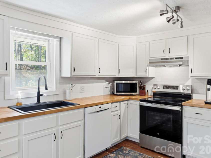 5 Mos Way, Candler, NC 28715.  MLS# CAR4434514, YatesRealty ID 57056. 