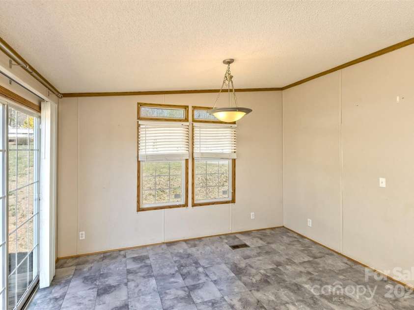 18 Evelyn Acres Drive, Asheville, NC 28806.  MLS# CAR4233136, YatesRealty ID 5706. 