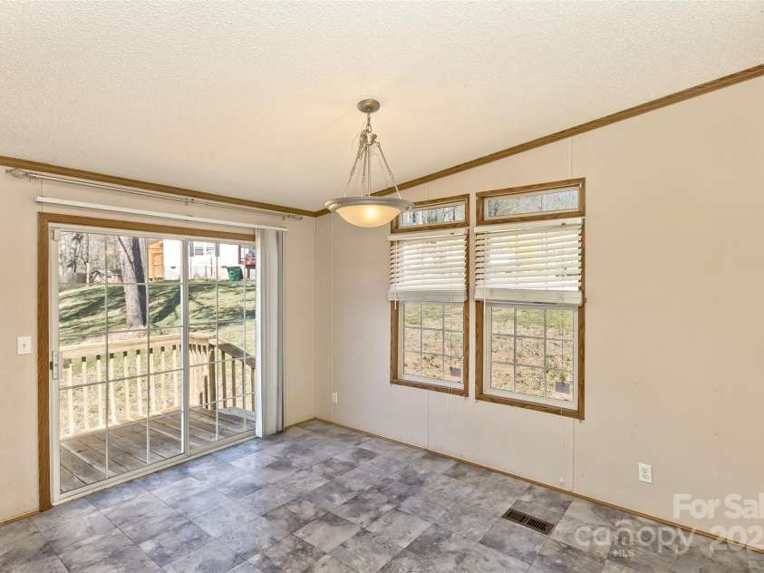 18 Evelyn Acres Drive, Asheville, NC 28806.  MLS# CAR4233136, YatesRealty ID 5706. 