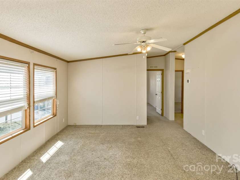 18 Evelyn Acres Drive, Asheville, NC 28806.  MLS# CAR4233136, YatesRealty ID 5706. 