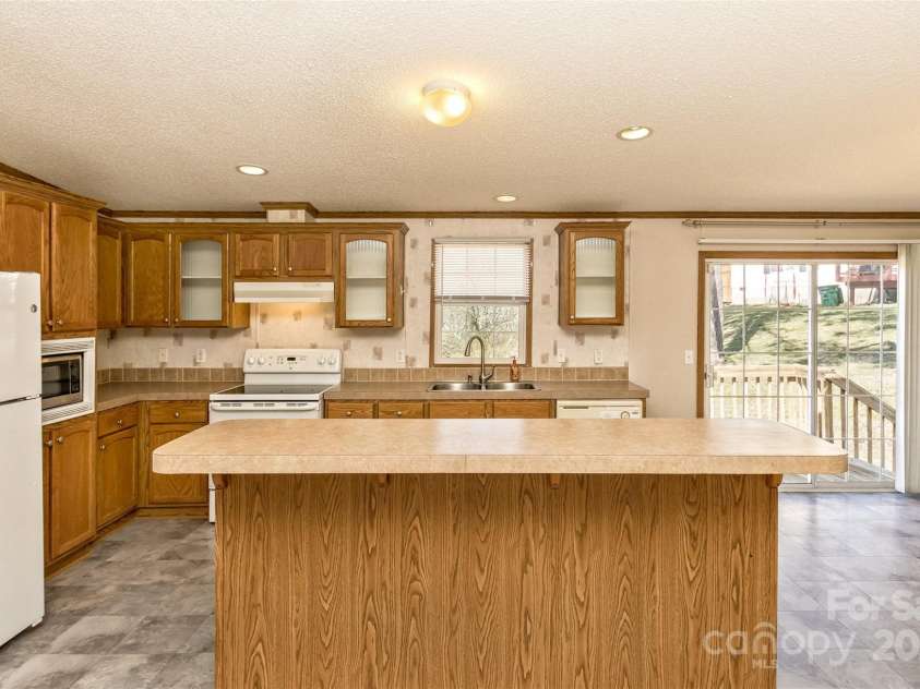 18 Evelyn Acres Drive, Asheville, NC 28806.  MLS# CAR4233136, YatesRealty ID 5706. 