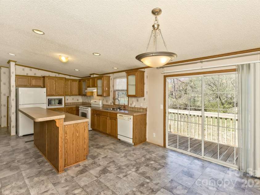 18 Evelyn Acres Drive, Asheville, NC 28806.  MLS# CAR4233136, YatesRealty ID 5706. 