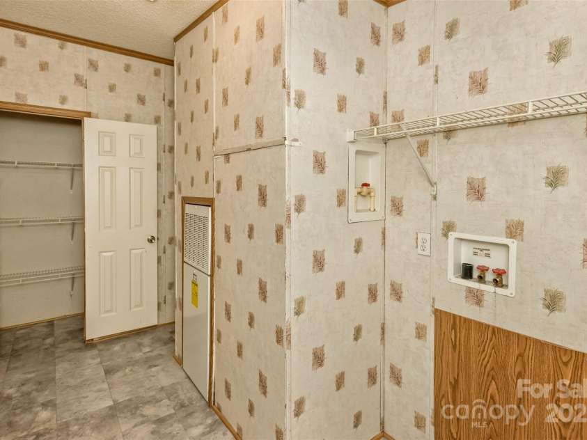 18 Evelyn Acres Drive, Asheville, NC 28806.  MLS# CAR4233136, YatesRealty ID 5706. 