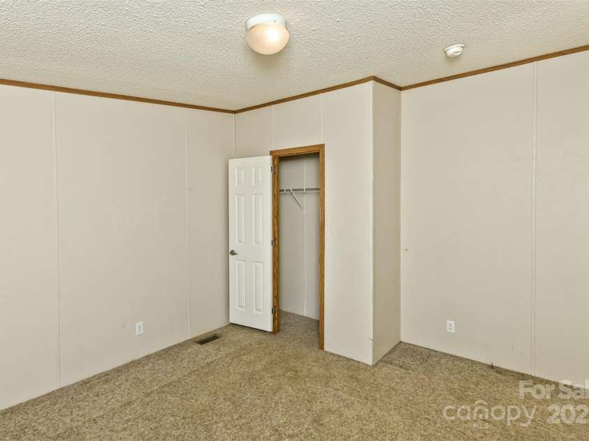 18 Evelyn Acres Drive, Asheville, NC 28806.  MLS# CAR4233136, YatesRealty ID 5706. 