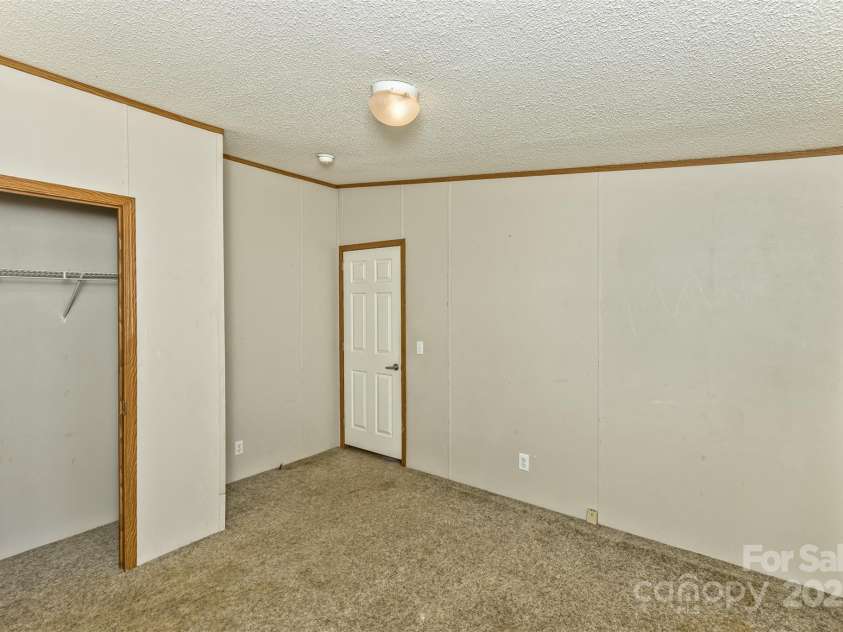 18 Evelyn Acres Drive, Asheville, NC 28806.  MLS# CAR4233136, YatesRealty ID 5706. 