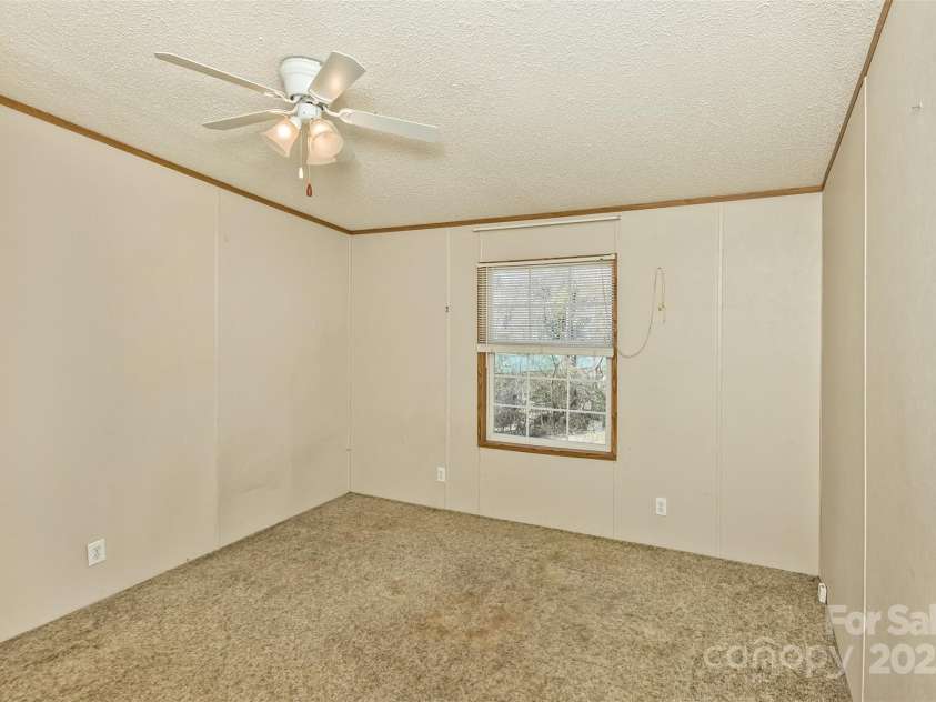 18 Evelyn Acres Drive, Asheville, NC 28806.  MLS# CAR4233136, YatesRealty ID 5706. 