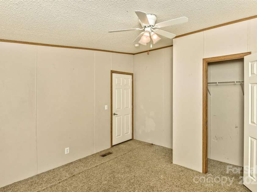 18 Evelyn Acres Drive, Asheville, NC 28806.  MLS# CAR4233136, YatesRealty ID 5706. 