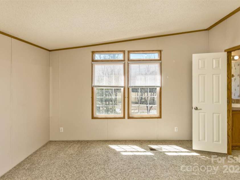 18 Evelyn Acres Drive, Asheville, NC 28806.  MLS# CAR4233136, YatesRealty ID 5706. 