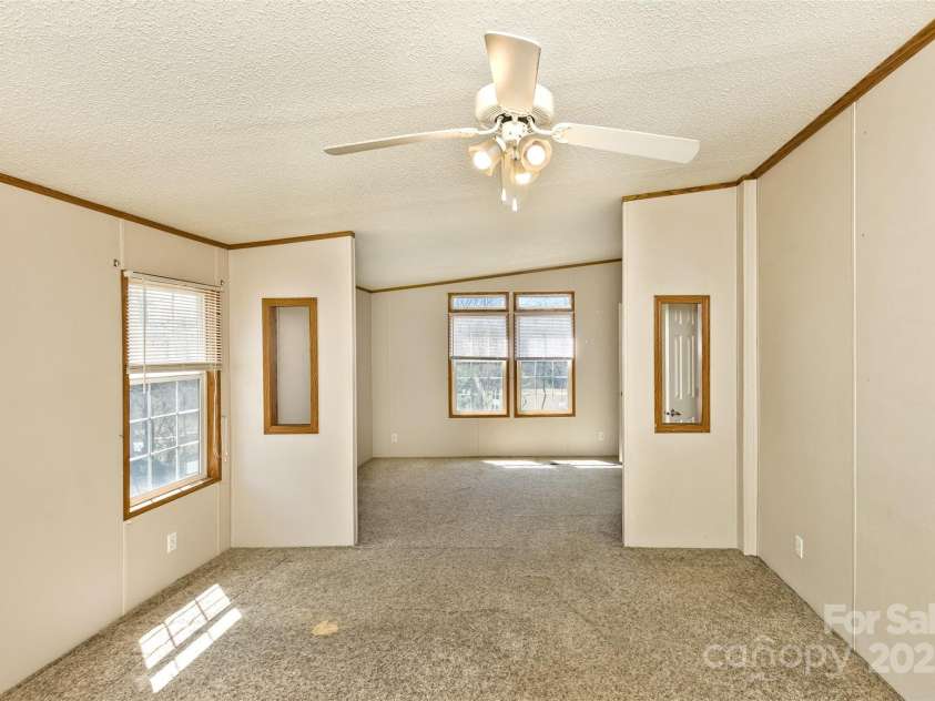 18 Evelyn Acres Drive, Asheville, NC 28806.  MLS# CAR4233136, YatesRealty ID 5706. 