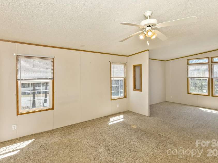 18 Evelyn Acres Drive, Asheville, NC 28806.  MLS# CAR4233136, YatesRealty ID 5706. 