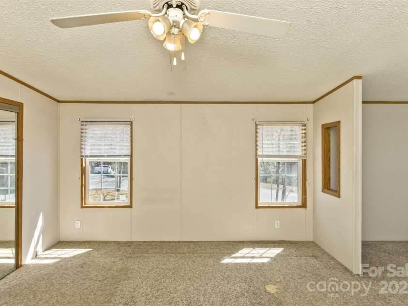 18 Evelyn Acres Drive, Asheville, NC 28806.  MLS# CAR4233136, YatesRealty ID 5706. 