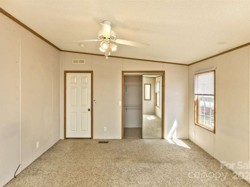 18 Evelyn Acres Drive, Asheville, NC 28806.  MLS# CAR4233136, YatesRealty ID 5706. 