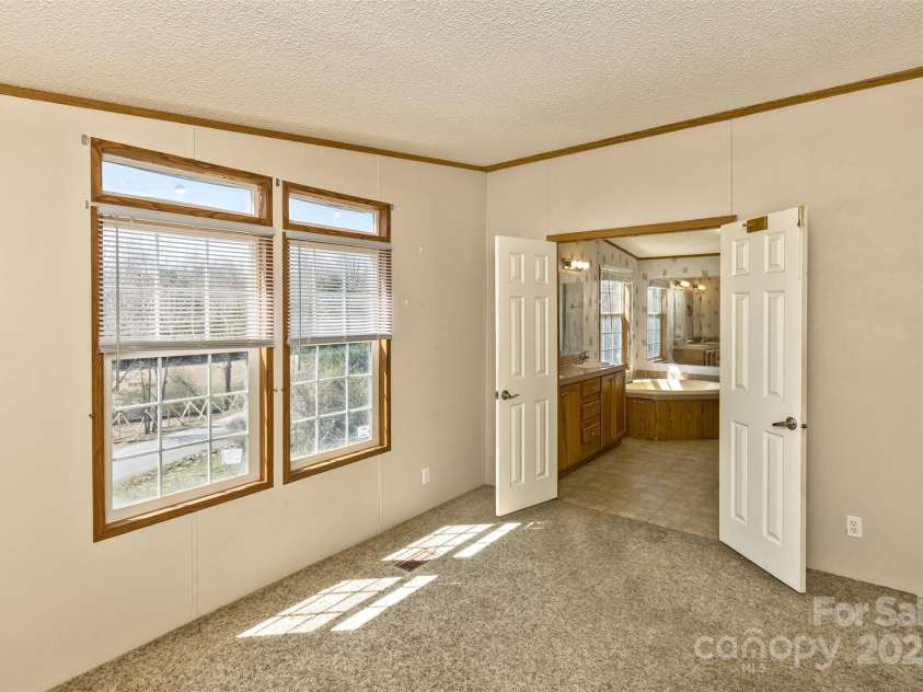 18 Evelyn Acres Drive, Asheville, NC 28806.  MLS# CAR4233136, YatesRealty ID 5706. 