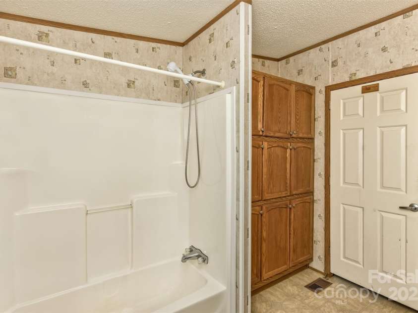 18 Evelyn Acres Drive, Asheville, NC 28806.  MLS# CAR4233136, YatesRealty ID 5706. 