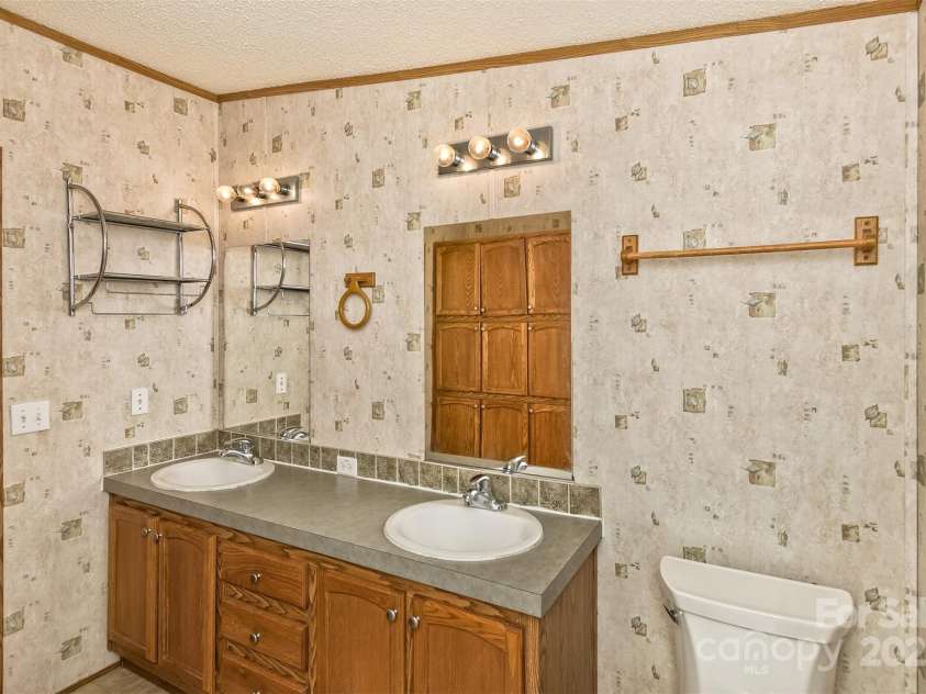 18 Evelyn Acres Drive, Asheville, NC 28806.  MLS# CAR4233136, YatesRealty ID 5706. 