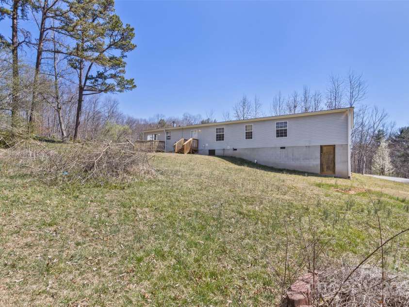 18 Evelyn Acres Drive, Asheville, NC 28806.  MLS# CAR4233136, YatesRealty ID 5706. 
