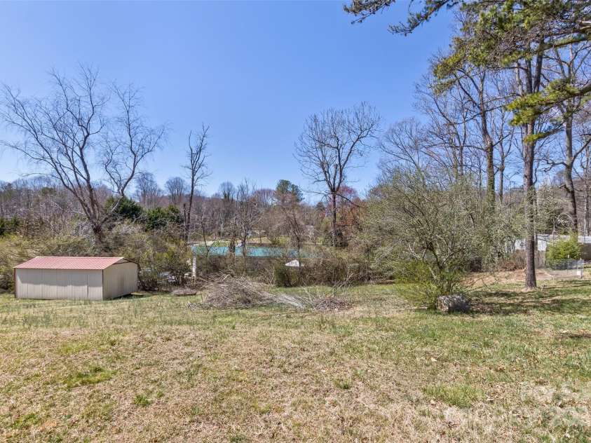 18 Evelyn Acres Drive, Asheville, NC 28806.  MLS# CAR4233136, YatesRealty ID 5706. 