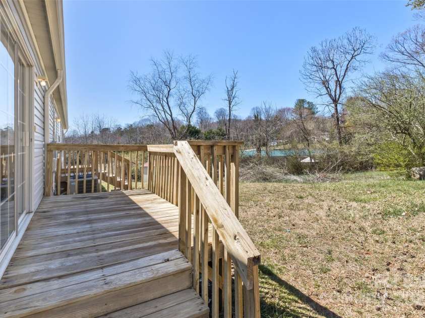 18 Evelyn Acres Drive, Asheville, NC 28806.  MLS# CAR4233136, YatesRealty ID 5706. 