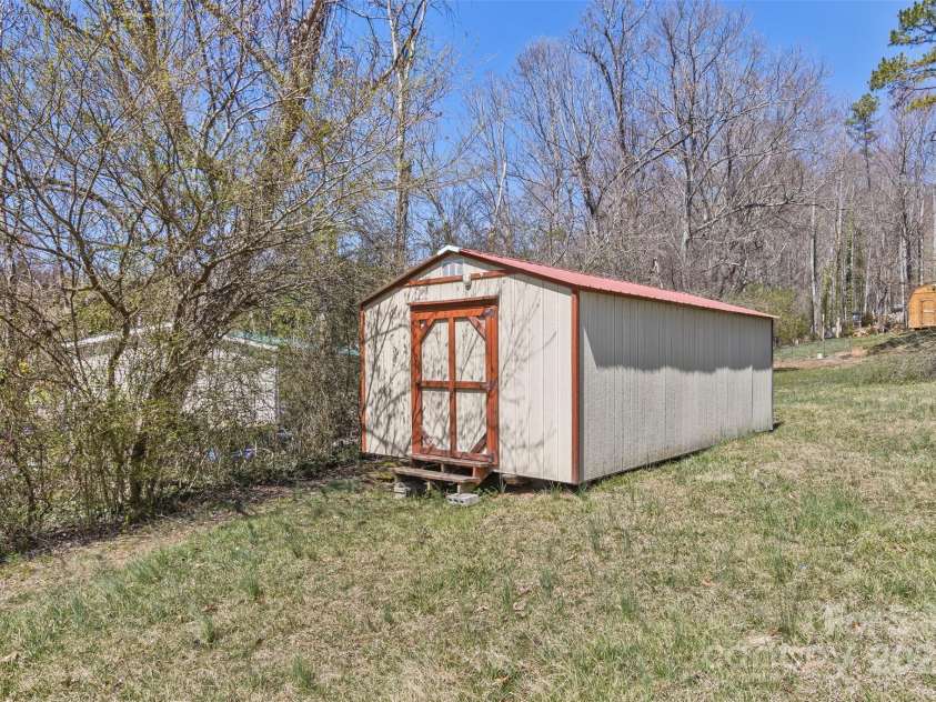 18 Evelyn Acres Drive, Asheville, NC 28806.  MLS# CAR4233136, YatesRealty ID 5706. 