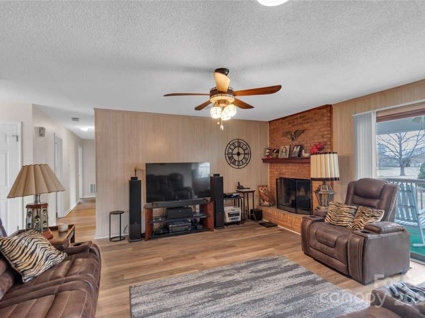 107 Pinelake Drive, Kings Mountain, NC 28086.  MLS# CAR4232328, YatesRealty ID 5707. 