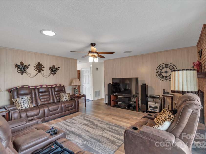 107 Pinelake Drive, Kings Mountain, NC 28086.  MLS# CAR4232328, YatesRealty ID 5707. 