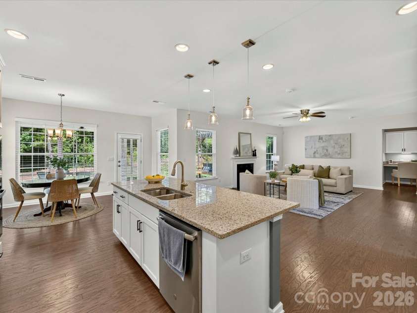 12613 Longford Crossing Place, Huntersville, NC 28078.  MLS# CAR4395393, YatesRealty ID 5708. The spacious kitchen flows seamlessly into the sunlit breakfast nook, creating an inviting space for casual dining while offering beautiful backyard views and easy access to outdoor living areas.