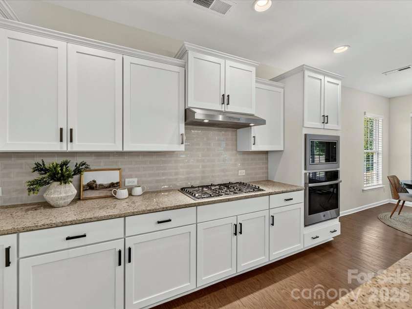 12613 Longford Crossing Place, Huntersville, NC 28078.  MLS# CAR4395393, YatesRealty ID 5708. The spacious kitchen flows seamlessly into the sunlit breakfast nook, creating an inviting space for casual dining while offering beautiful backyard views and easy access to outdoor living areas.