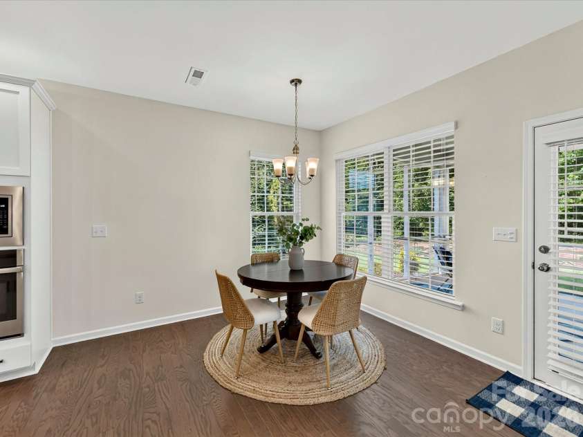 12613 Longford Crossing Place, Huntersville, NC 28078.  MLS# CAR4395393, YatesRealty ID 5708. The spacious kitchen flows seamlessly into the sunlit breakfast nook, creating an inviting space for casual dining while offering beautiful backyard views and easy access to outdoor living areas.