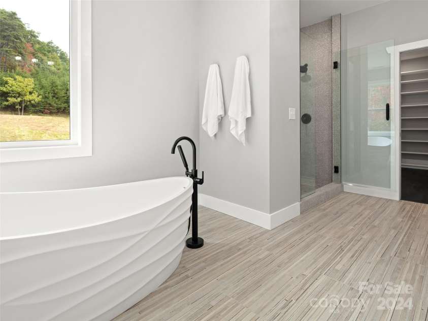 345 Preservation Trail, Columbus, NC 28722.  MLS# CAR4077956, YatesRealty ID 571. Primary Suite Bath