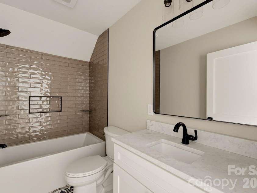 431 Tahlfield Road, Sylva, NC 28779.  MLS# CAR4380590, YatesRealty ID 57101. Guest Bath