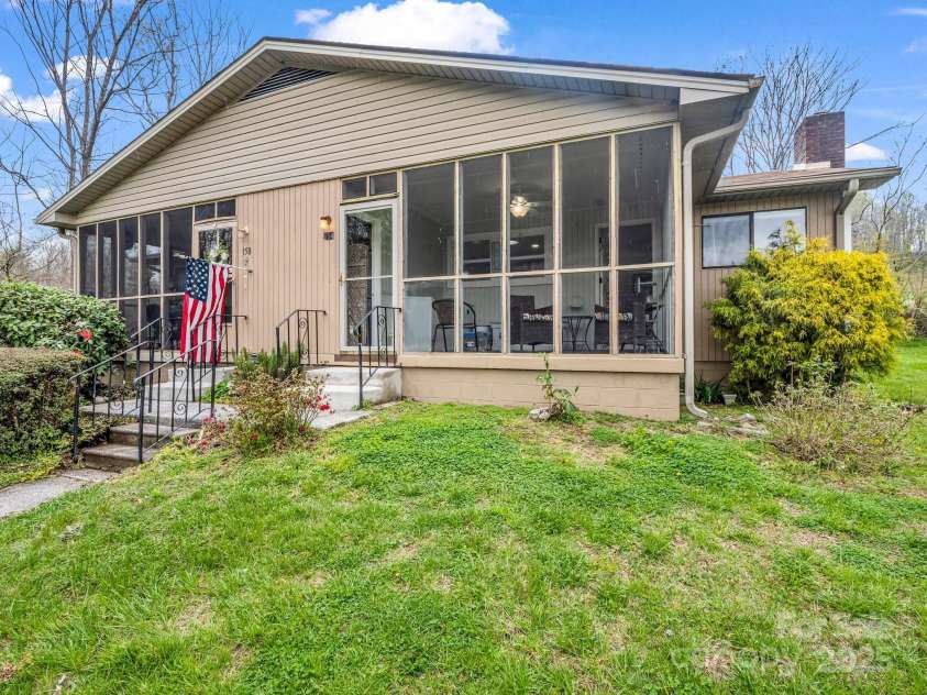 154 Freedom Road, Hendersonville, NC 28782.  MLS# CAR4243481, YatesRealty ID 5711. 