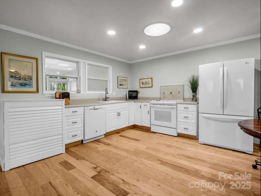 154 Freedom Road, Hendersonville, NC 28782.  MLS# CAR4243481, YatesRealty ID 5711. 