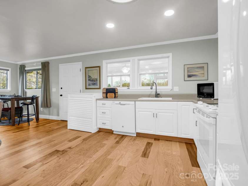 154 Freedom Road, Hendersonville, NC 28782.  MLS# CAR4243481, YatesRealty ID 5711. 