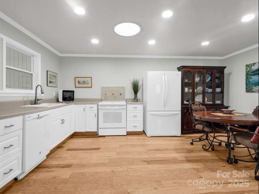 154 Freedom Road, Hendersonville, NC 28782.  MLS# CAR4243481, YatesRealty ID 5711. 