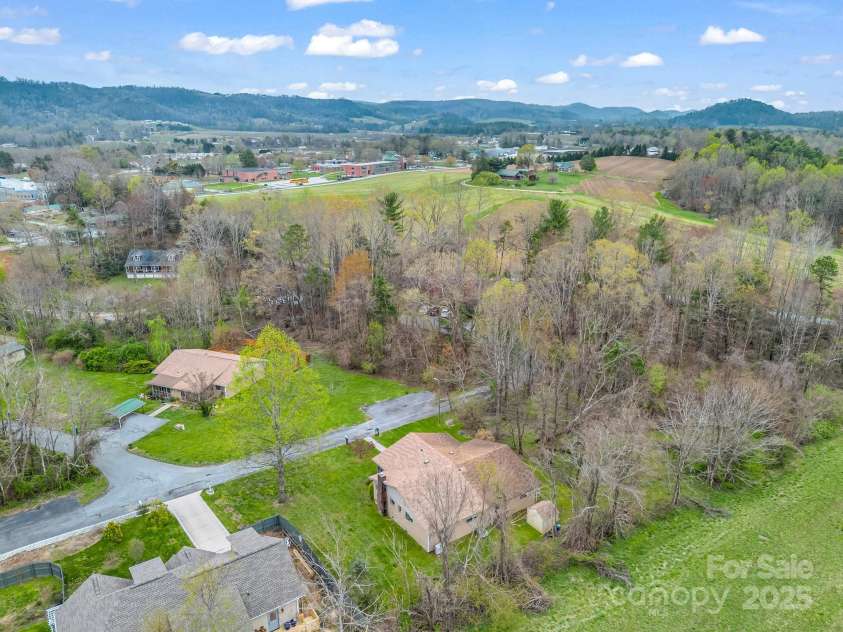 154 Freedom Road, Hendersonville, NC 28782.  MLS# CAR4243481, YatesRealty ID 5711. 