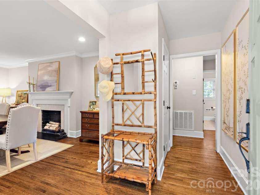 5109 Wedgewood Drive, Charlotte, NC 28210.  MLS# CAR4433813, YatesRealty ID 57110. Foyer