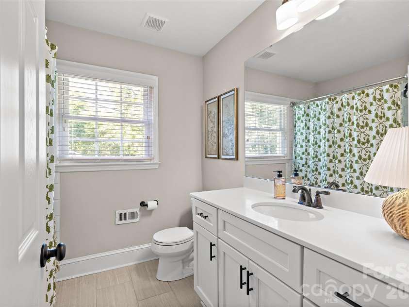 5109 Wedgewood Drive, Charlotte, NC 28210.  MLS# CAR4433813, YatesRealty ID 57110. Full Bath