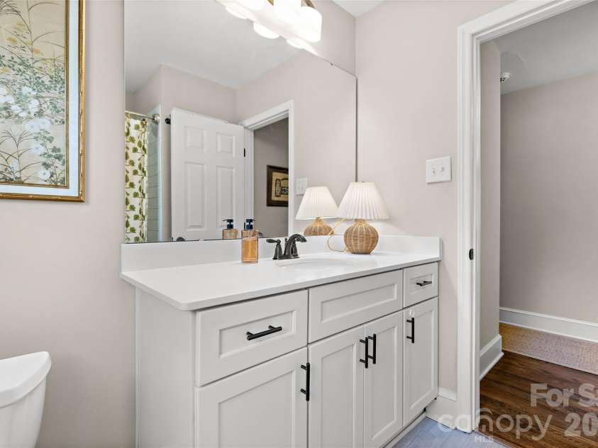 5109 Wedgewood Drive, Charlotte, NC 28210.  MLS# CAR4433813, YatesRealty ID 57110. Full Bath