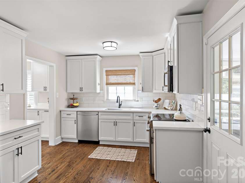 5109 Wedgewood Drive, Charlotte, NC 28210.  MLS# CAR4433813, YatesRealty ID 57110. Kitchen
