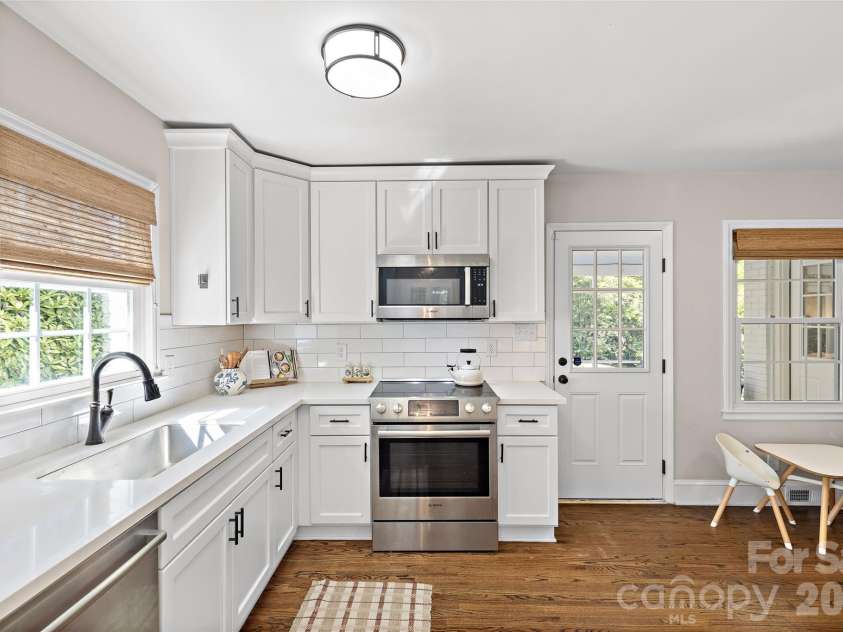 5109 Wedgewood Drive, Charlotte, NC 28210.  MLS# CAR4433813, YatesRealty ID 57110. Kitchen