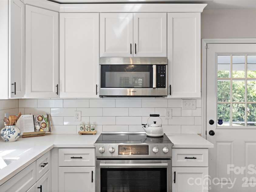 5109 Wedgewood Drive, Charlotte, NC 28210.  MLS# CAR4433813, YatesRealty ID 57110. Kitchen
