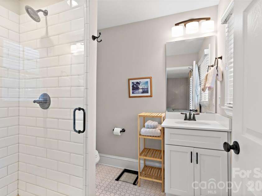 5109 Wedgewood Drive, Charlotte, NC 28210.  MLS# CAR4433813, YatesRealty ID 57110. Primary Bath