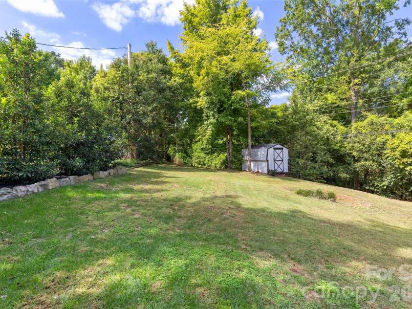 5109 Wedgewood Drive, Charlotte, NC 28210.  MLS# CAR4433813, YatesRealty ID 57110. Rear Yard