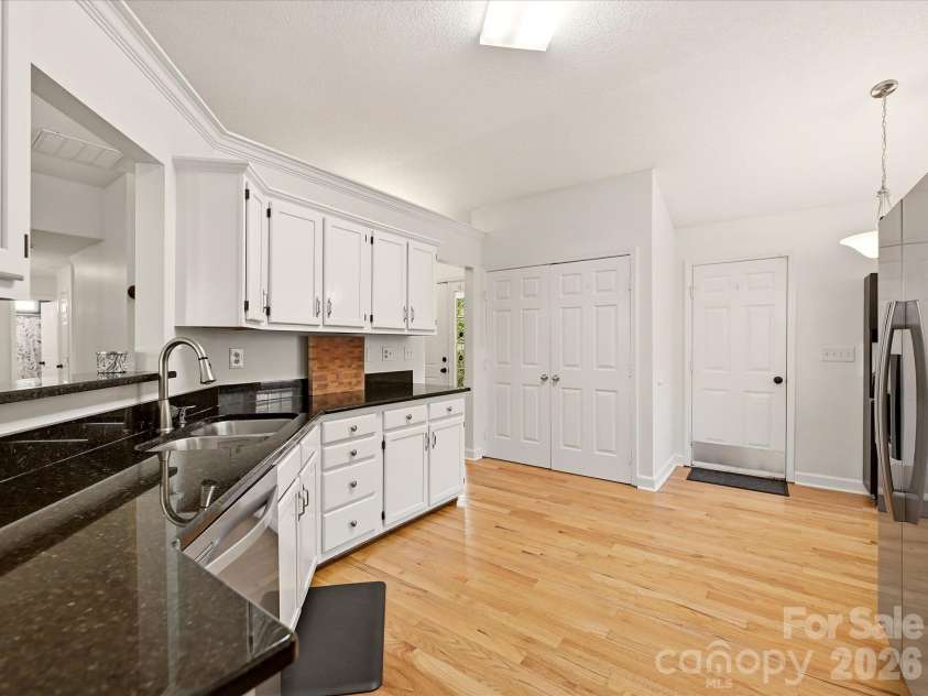 6701 Sweetfield Drive, Charlotte, NC 28269.  MLS# CAR4435077, YatesRealty ID 57114. 